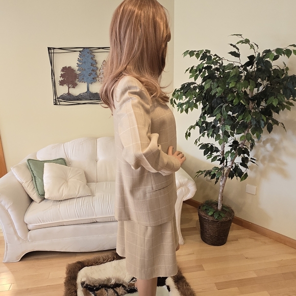 SuitsMe Chevron Design Tan Windowpane Plaid Woman's Business Suit, Size 12 - Picture 10 of 12